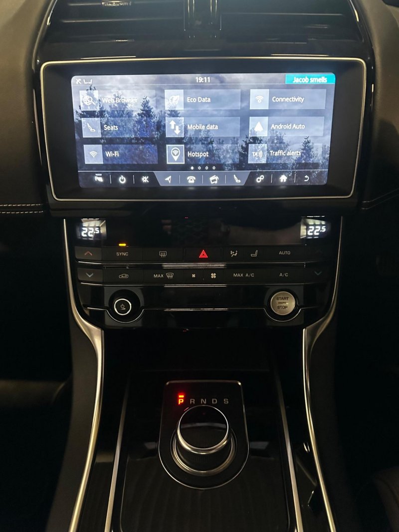 JAGUAR XE